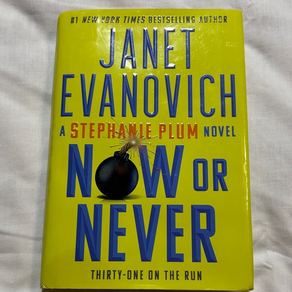 Other - 'Now or Never' Hardcover Book by Janet Evanovich EUC